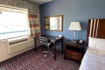 هتل Econo Lodge Inn & Suites
