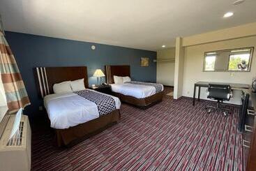 هتل Econo Lodge Inn & Suites
