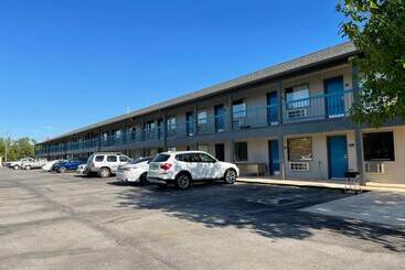هتل Econo Lodge Inn & Suites