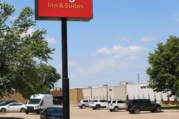 هتل Econo Lodge Inn & Suites