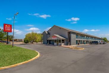 هتل Econo Lodge Inn & Suites