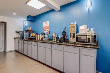 هتل Econo Lodge Inn & Suites