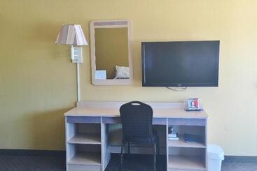هتل Econo Lodge Inn & Suites