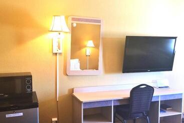 هتل Econo Lodge Inn & Suites