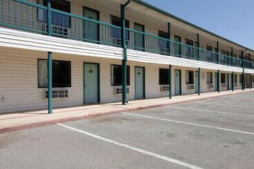 هتل Econo Lodge Inn & Suites
