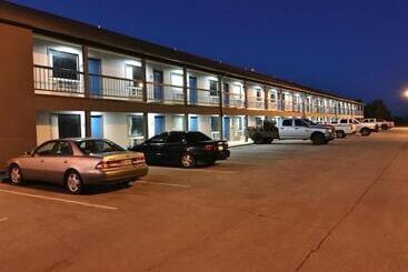 هتل Econo Lodge Inn & Suites