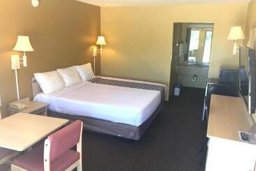 هتل Econo Lodge Inn & Suites