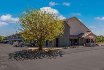 هتل Econo Lodge Inn & Suites