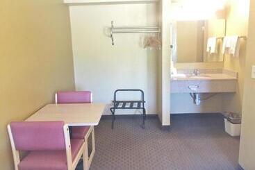 هتل Econo Lodge Inn & Suites