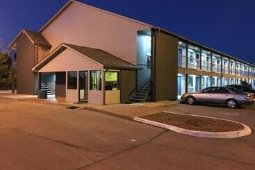 هتل Econo Lodge Inn & Suites