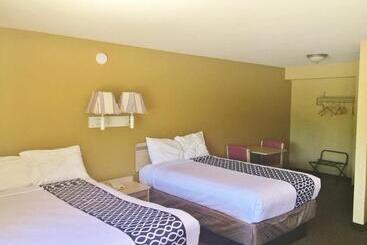 هتل Econo Lodge Inn & Suites
