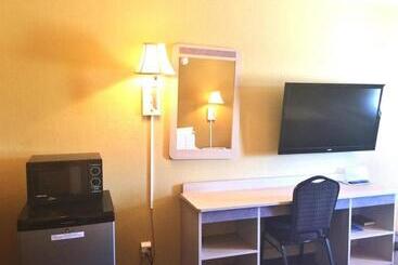 هتل Econo Lodge Inn & Suites