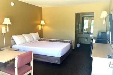 هتل Econo Lodge Inn & Suites