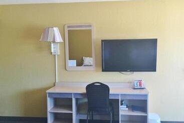 هتل Econo Lodge Inn & Suites