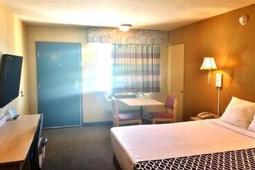 هتل Econo Lodge Inn & Suites
