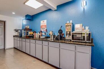 هتل Econo Lodge Inn & Suites