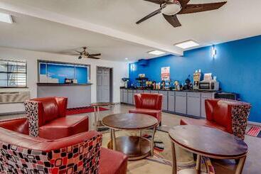 هتل Econo Lodge Inn & Suites