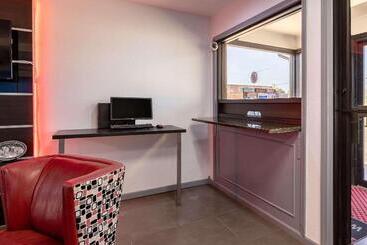هتل Econo Lodge Inn & Suites