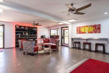 هتل Econo Lodge Inn & Suites