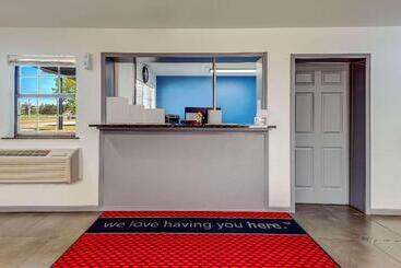 هتل Econo Lodge Inn & Suites