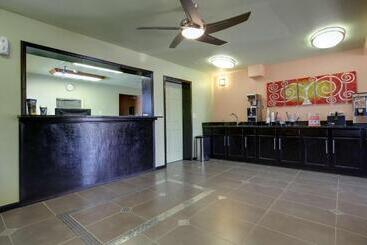 هتل Econo Lodge Inn & Suites