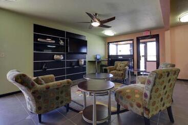 هتل Econo Lodge Inn & Suites
