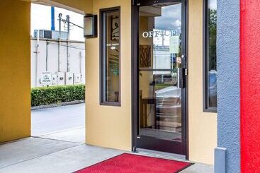 فندق Econo Lodge North