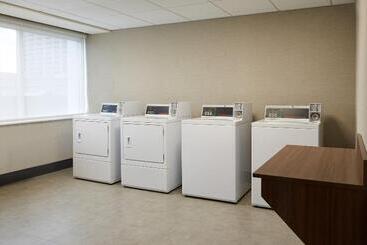 هتل Four Points By Sheraton Windsor Downtown