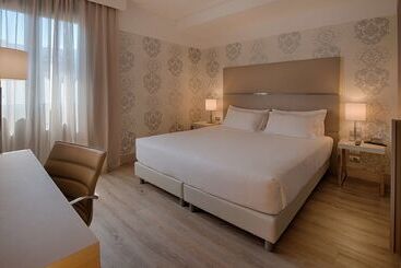 هتل NH Firenze
