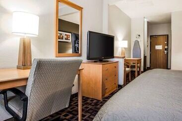 هتل Quality Inn & Suites Des Moines Airport