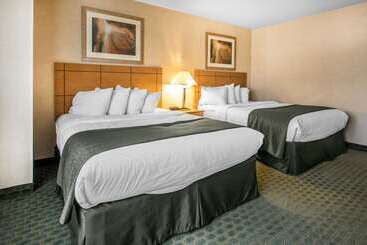 هتل Quality Inn Dubuque On Hwy 20