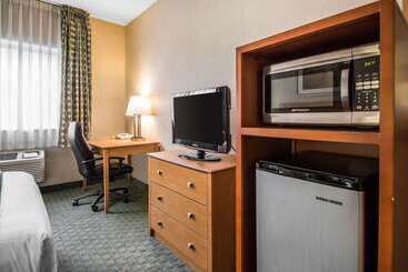 هتل Quality Inn Dubuque On Hwy 20