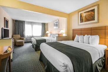 هتل Quality Inn Dubuque On Hwy 20