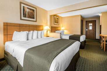 هتل Quality Inn Dubuque On Hwy 20