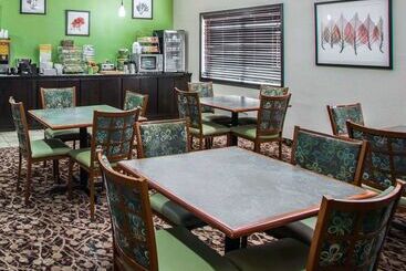 هتل Quality Inn Near I72 And Hwy 51