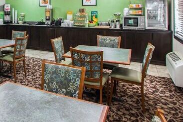 هتل Quality Inn Near I72 And Hwy 51