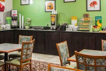 هتل Quality Inn Near I72 And Hwy 51