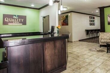 هتل Quality Inn Near I72 And Hwy 51