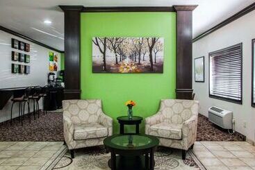 هتل Quality Inn Near I72 And Hwy 51