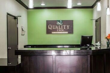 هتل Quality Inn Near I72 And Hwy 51