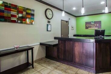 هتل Quality Inn Near I72 And Hwy 51
