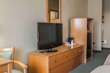 هتل Quality Inn Near I72 And Hwy 51