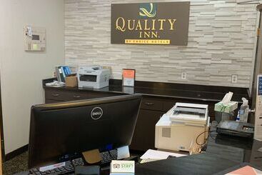 هتل Quality Inn Near I72 And Hwy 51