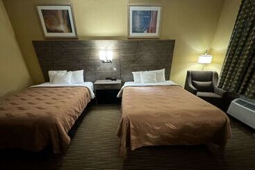 هتل Quality Inn Near I72 And Hwy 51
