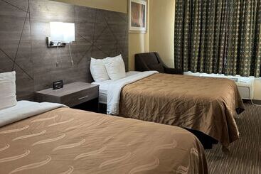 هتل Quality Inn Near I72 And Hwy 51
