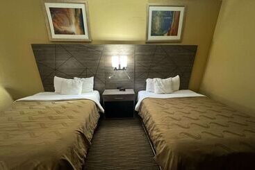 هتل Quality Inn Near I72 And Hwy 51