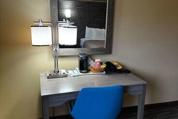 هتل Quality Inn Near I72 And Hwy 51