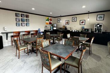 هتل Quality Inn Near I72 And Hwy 51