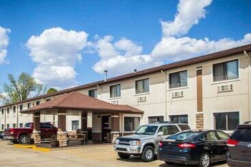 هتل Quality Inn Near I72 And Hwy 51