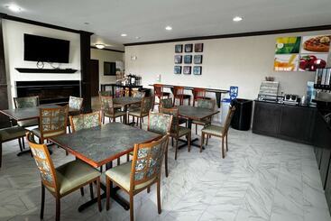 هتل Quality Inn Near I72 And Hwy 51